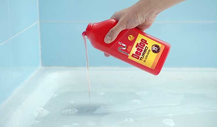 Danger déboucheurs chimiques tuyaux canalisations